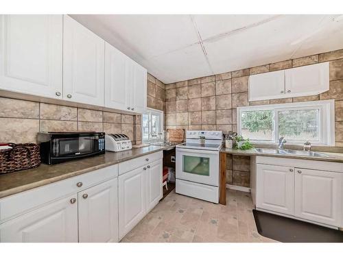 134 2 Street West, Cremona, AB - Indoor Photo Showing Kitchen With Double Sink