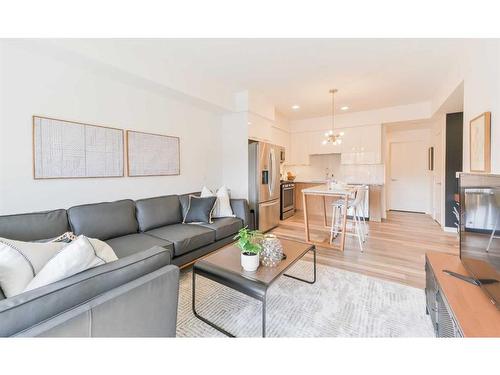 112-120 18 Avenue Sw, Calgary, AB - Indoor Photo Showing Living Room