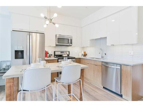 112-120 18 Avenue Sw, Calgary, AB - Indoor Photo Showing Kitchen With Upgraded Kitchen