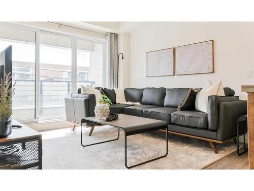 112-120 18 Avenue Sw, Calgary, AB - Indoor Photo Showing Living Room