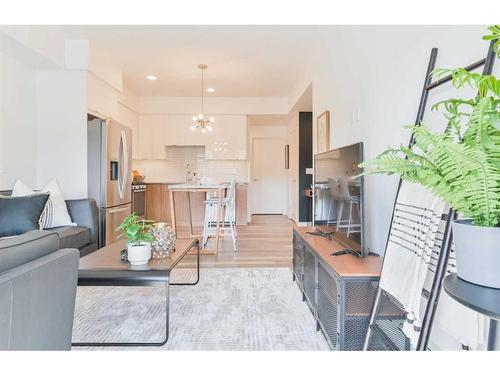 112-120 18 Avenue Sw, Calgary, AB - Indoor Photo Showing Living Room