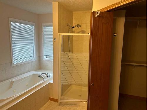 296 Edgebank Circle Nw, Calgary, AB - Indoor Photo Showing Bathroom