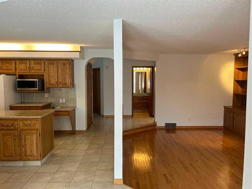 296 Edgebank Circle Nw, Calgary, AB - Indoor Photo Showing Kitchen