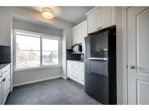 301-4507 45 Street Sw, Calgary, AB - Indoor Photo Showing Kitchen