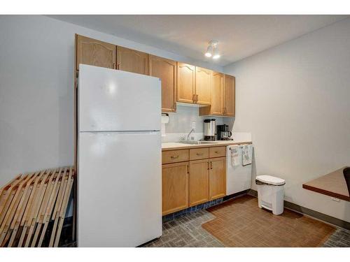 301-4507 45 Street Sw, Calgary, AB - Indoor Photo Showing Kitchen