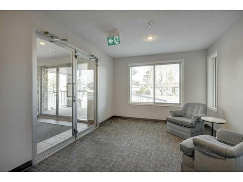 301-4507 45 Street Sw, Calgary, AB - Indoor Photo Showing Other Room