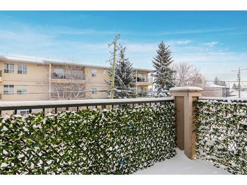 4-1918 32 Street Sw, Calgary, AB - Outdoor