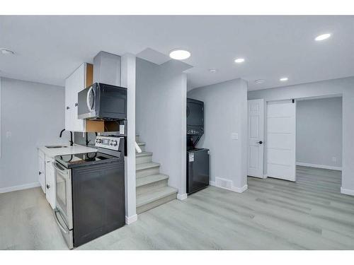 19 Marmot Way Nw, Calgary, AB - Indoor Photo Showing Kitchen