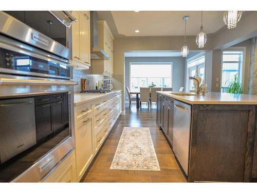 117 Aspenmere Bay, Chestermere, AB - Indoor Photo Showing Kitchen With Upgraded Kitchen