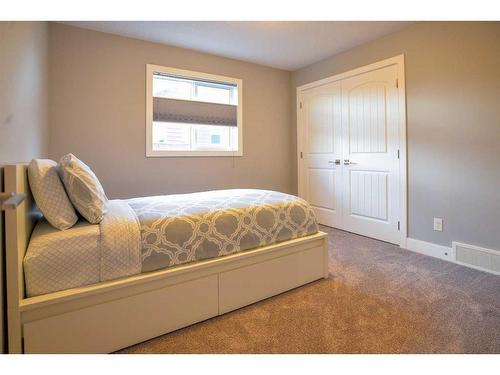 117 Aspenmere Bay, Chestermere, AB - Indoor Photo Showing Bedroom