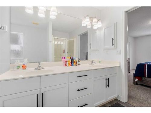 53 Strathlea Grove Sw, Calgary, AB - Indoor Photo Showing Bathroom