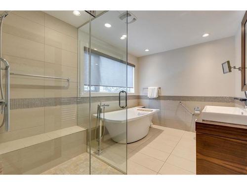 10-4907 8 Street Sw, Calgary, AB - Indoor Photo Showing Bathroom