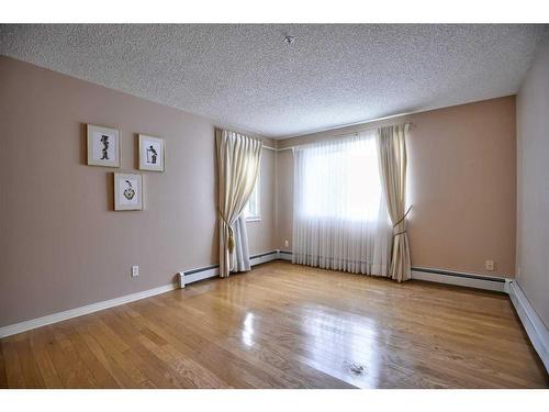 211-9449 19 Street Sw, Calgary, AB - Indoor Photo Showing Other Room