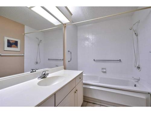 211-9449 19 Street Sw, Calgary, AB - Indoor Photo Showing Bathroom