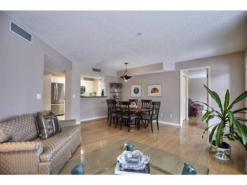 211-9449 19 Street Sw, Calgary, AB - Indoor Photo Showing Living Room