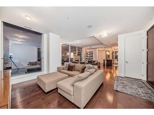 2500-817 15 Avenue Sw, Calgary, AB - Indoor Photo Showing Living Room