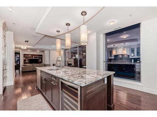 2500-817 15 Avenue Sw, Calgary, AB - Indoor Photo Showing Kitchen With Upgraded Kitchen