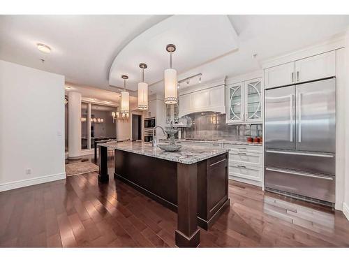 2500-817 15 Avenue Sw, Calgary, AB - Indoor Photo Showing Kitchen With Upgraded Kitchen