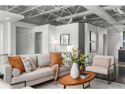 402-610 17 Avenue Sw, Calgary, AB - Indoor Photo Showing Living Room