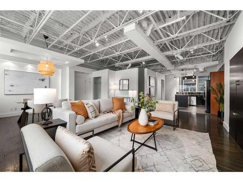 402-610 17 Avenue Sw, Calgary, AB - Indoor Photo Showing Living Room