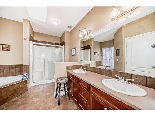 429 Rocky Vista Gardens Nw, Calgary, AB - Indoor Photo Showing Bathroom