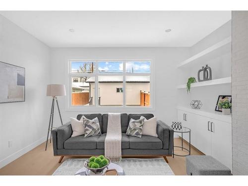 824 21 Avenue Nw, Calgary, AB - Indoor Photo Showing Living Room