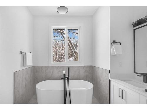 824 21 Avenue Nw, Calgary, AB - Indoor Photo Showing Bathroom