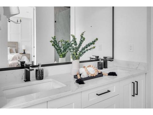 824 21 Avenue Nw, Calgary, AB - Indoor Photo Showing Bathroom