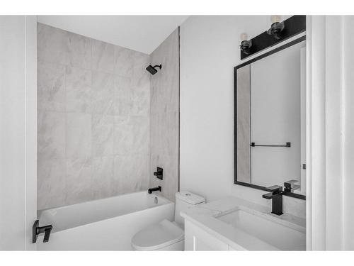 824 21 Avenue Nw, Calgary, AB - Indoor Photo Showing Bathroom