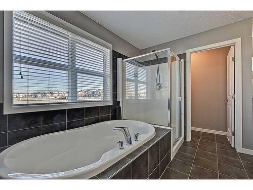 95 Evansridge Crescent Nw, Calgary, AB - Indoor Photo Showing Bathroom