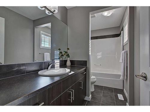 95 Evansridge Crescent Nw, Calgary, AB - Indoor Photo Showing Bathroom