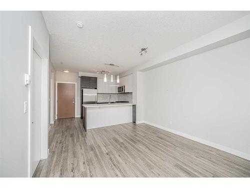 3318-95 Burma Star Road Sw, Calgary, AB - Indoor Photo Showing Kitchen