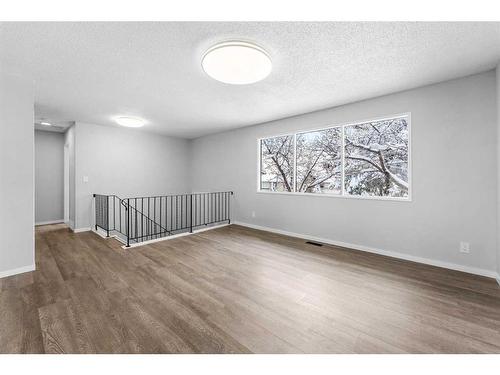 895 Pinecliff Drive Ne, Calgary, AB - Indoor Photo Showing Other Room