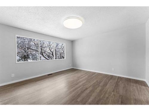 895 Pinecliff Drive Ne, Calgary, AB - Indoor Photo Showing Other Room