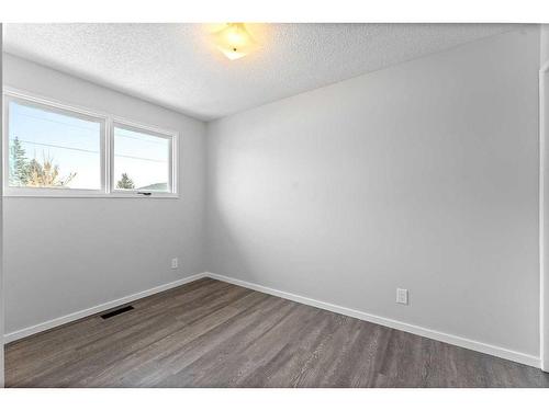 895 Pinecliff Drive Ne, Calgary, AB - Indoor Photo Showing Other Room