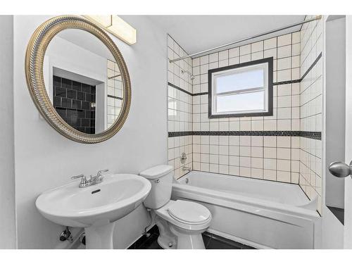 895 Pinecliff Drive Ne, Calgary, AB - Indoor Photo Showing Bathroom