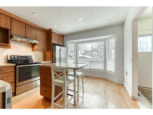 555 Woodpark Boulevard Sw, Calgary, AB - Indoor Photo Showing Kitchen