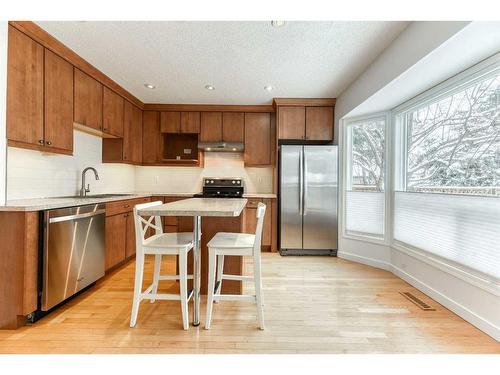 555 Woodpark Boulevard Sw, Calgary, AB - Indoor Photo Showing Kitchen