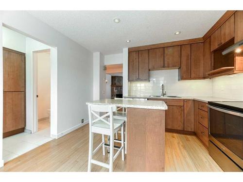 555 Woodpark Boulevard Sw, Calgary, AB - Indoor Photo Showing Kitchen