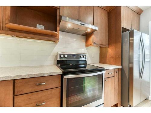 555 Woodpark Boulevard Sw, Calgary, AB - Indoor Photo Showing Kitchen