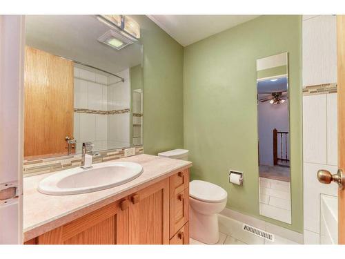 555 Woodpark Boulevard Sw, Calgary, AB - Indoor Photo Showing Bathroom