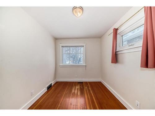 301 15 Avenue Ne, Calgary, AB - Indoor Photo Showing Other Room