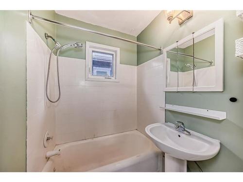 301 15 Avenue Ne, Calgary, AB - Indoor Photo Showing Bathroom