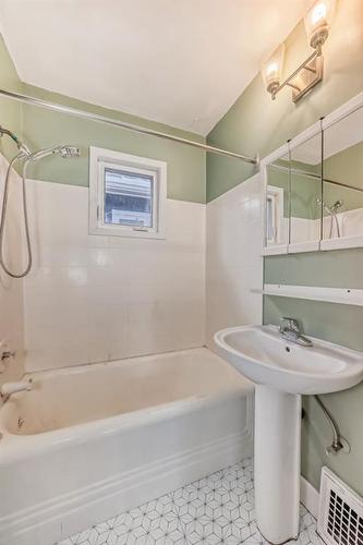 301 15 Avenue Ne, Calgary, AB - Indoor Photo Showing Bathroom