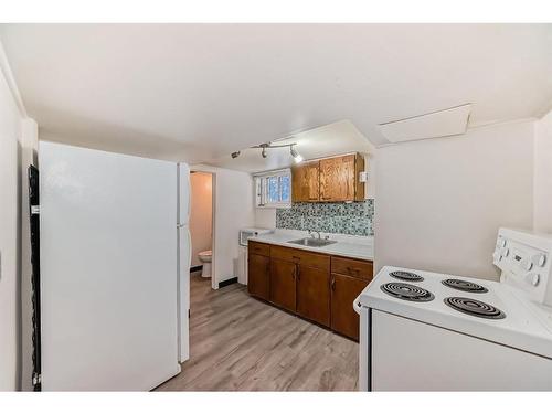 301 15 Avenue Ne, Calgary, AB - Indoor Photo Showing Kitchen