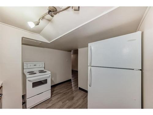 301 15 Avenue Ne, Calgary, AB - Indoor Photo Showing Kitchen