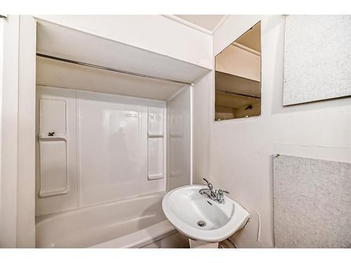 301 15 Avenue Ne, Calgary, AB - Indoor Photo Showing Bathroom