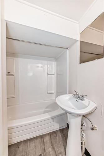 301 15 Avenue Ne, Calgary, AB - Indoor Photo Showing Bathroom