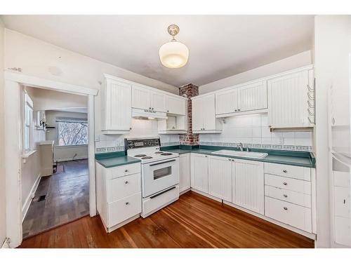 301 15 Avenue Ne, Calgary, AB - Indoor Photo Showing Kitchen