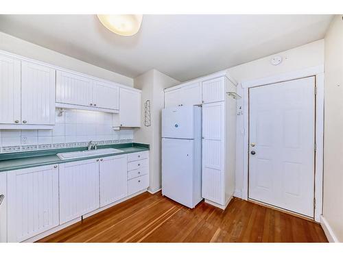 301 15 Avenue Ne, Calgary, AB - Indoor Photo Showing Kitchen